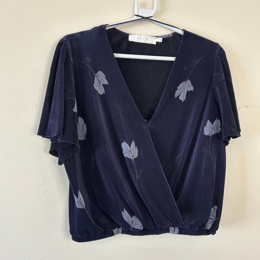 ASTR The Label Navy Blue Floral Pleated Surplice Wrap Top M - Picture 6 of 10